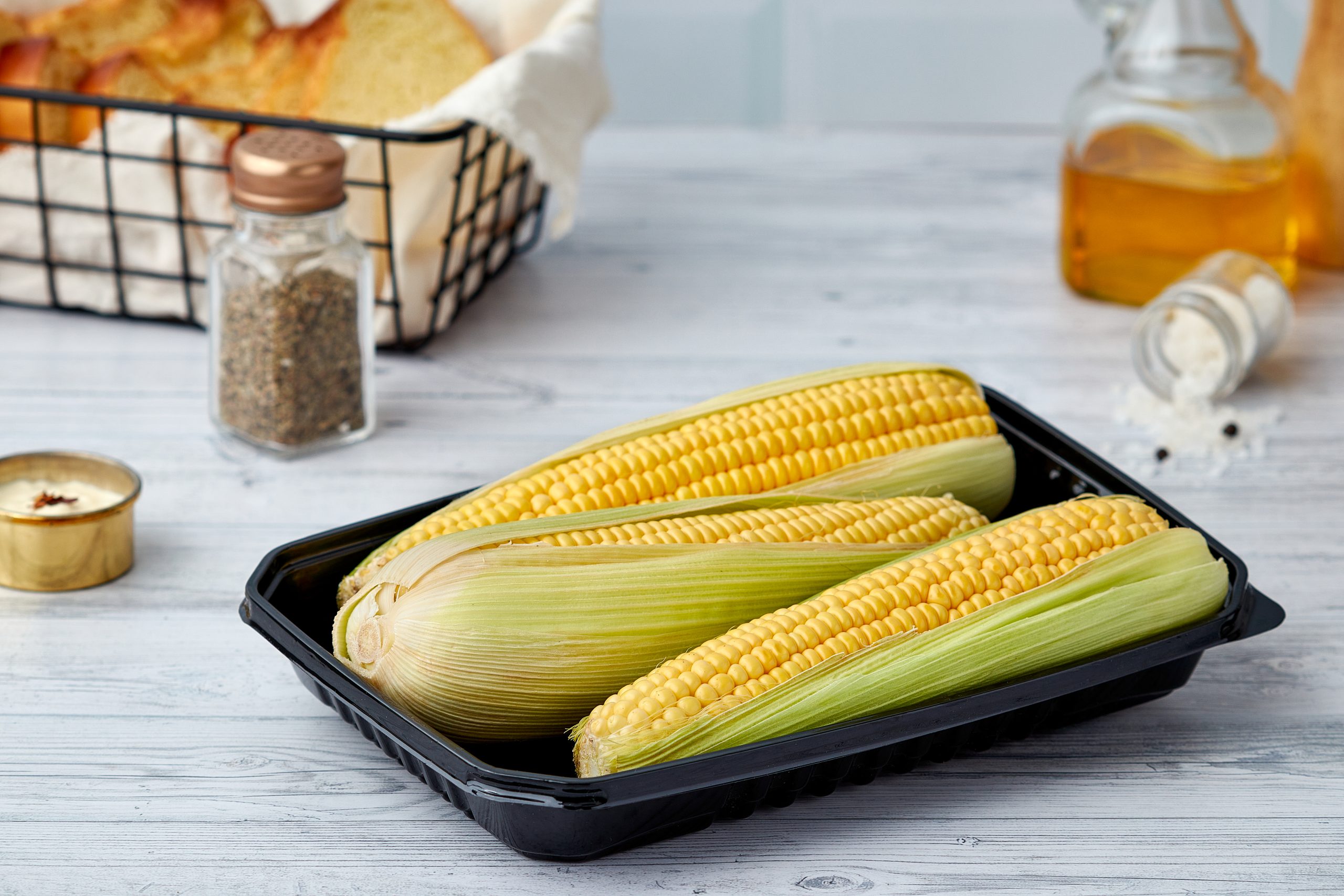 Bandeja plástica con mazorca encima