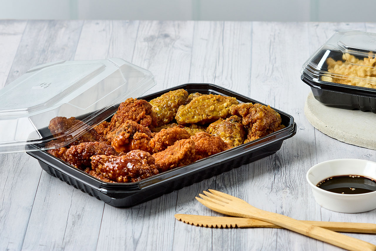 Bandeja plástica con carne encima