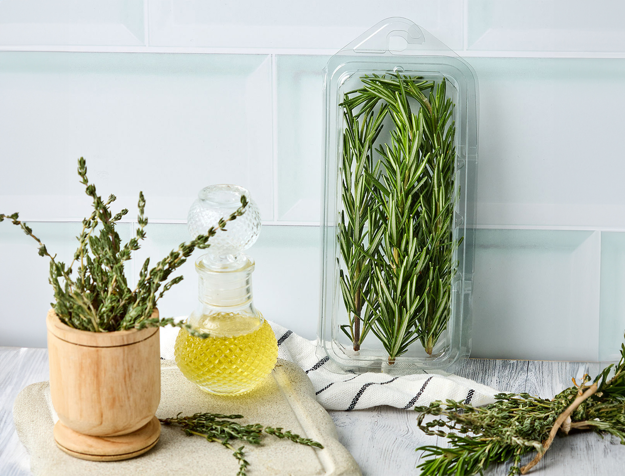 Empaque para frutas y hortalizas con sistema de ventilación, ideal para conservar, proteger y exhibir los alimentos frescos por más tiempo.