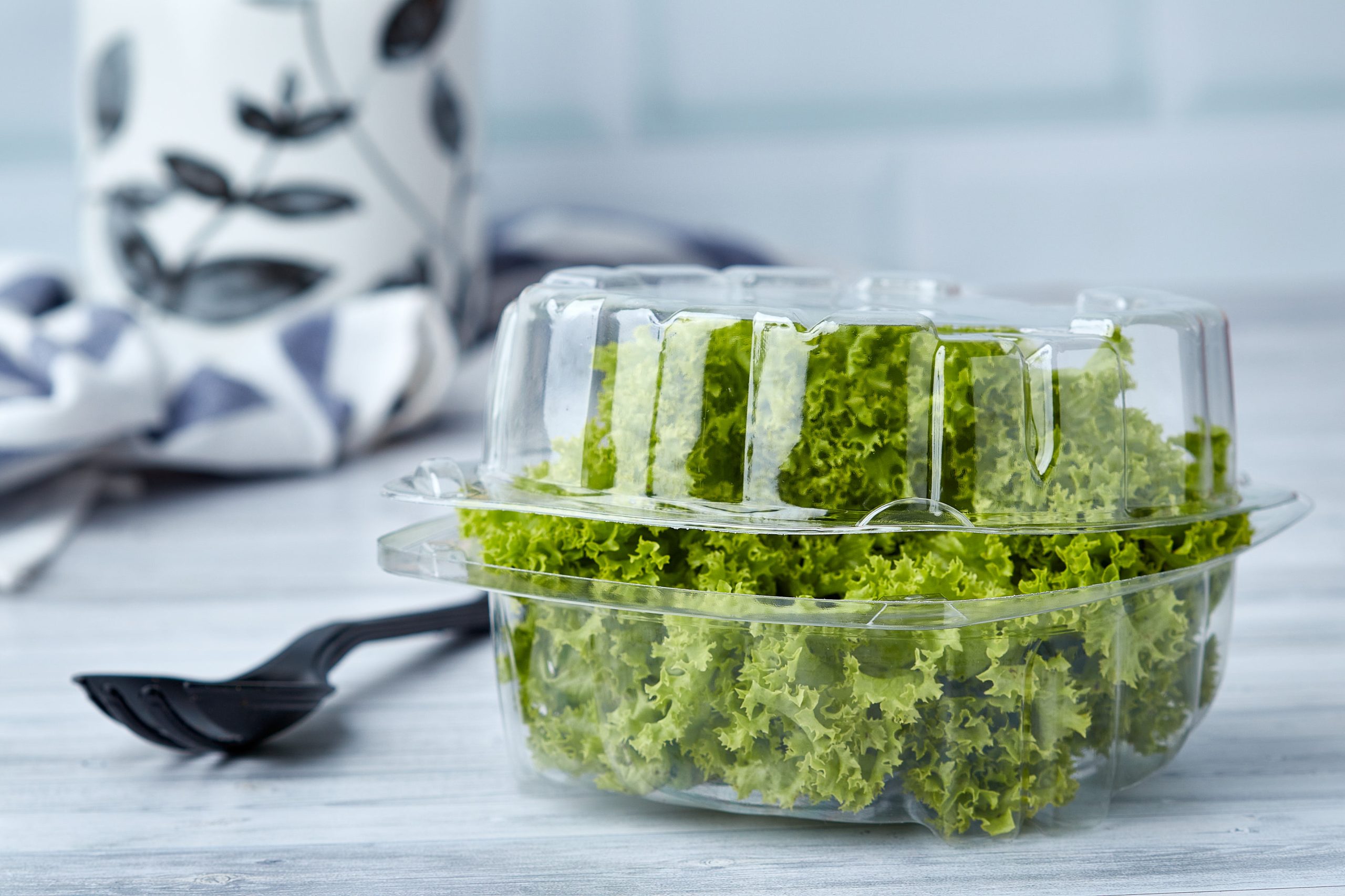 Empaque para frutas y hortalizas con sistema de ventilación, ideal para conservar, proteger y exhibir los alimentos frescos por más tiempo.