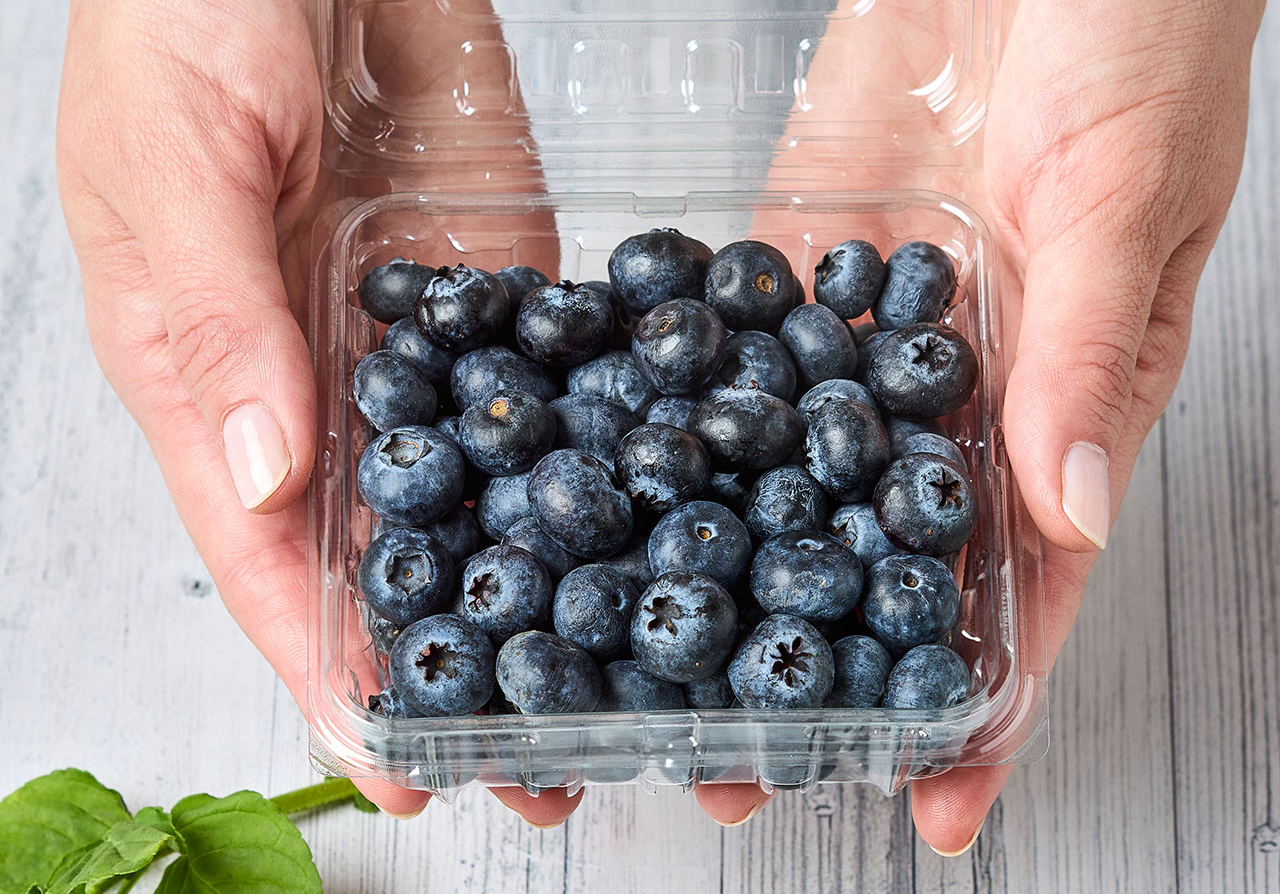 Empaque para frutas y hortalizas con sistema de ventilación, ideal para conservar, proteger y exhibir los alimentos frescos por más tiempo.
