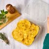 Recipiente plástico con plátanos fritos dentro