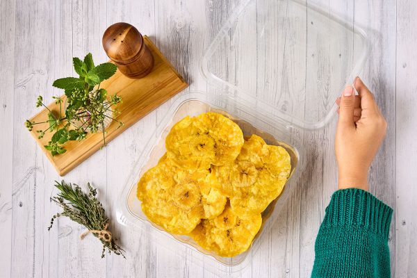Recipiente plástico con plátanos fritos dentro