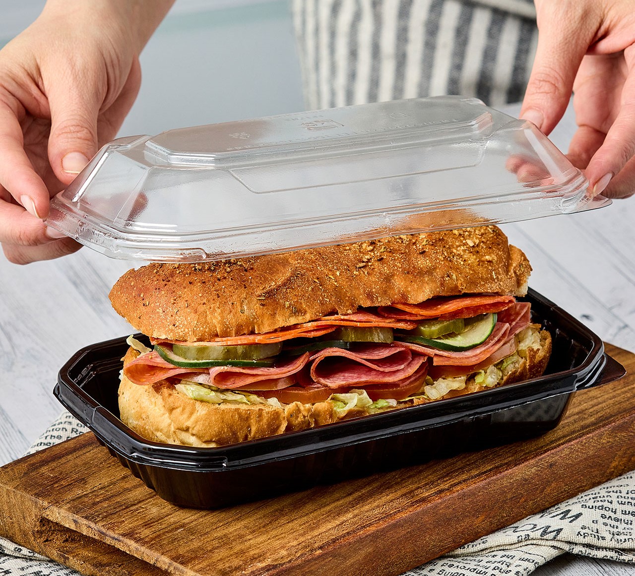 Bandeja con sandwish dentro