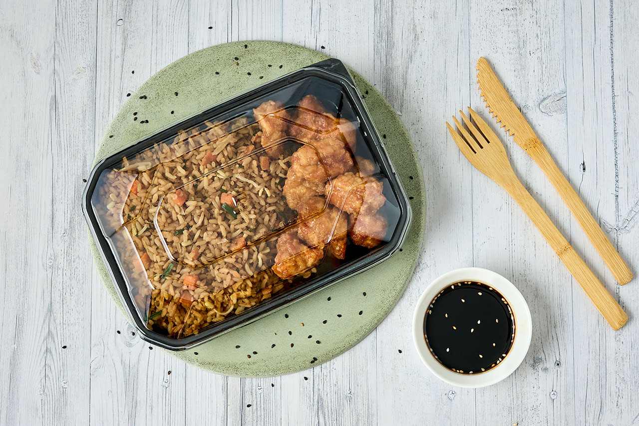 Empaque plástico con comida dentro