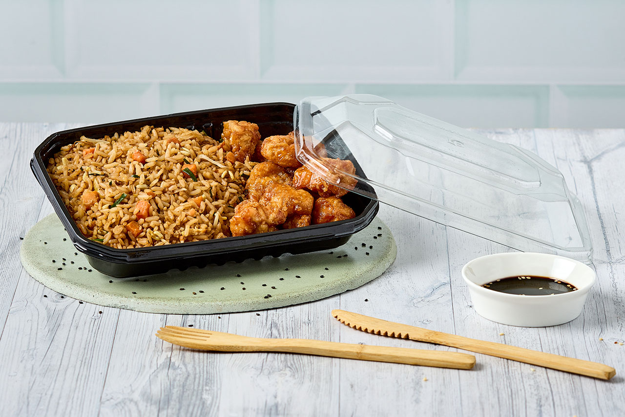 Empaque plástico con comida dentro