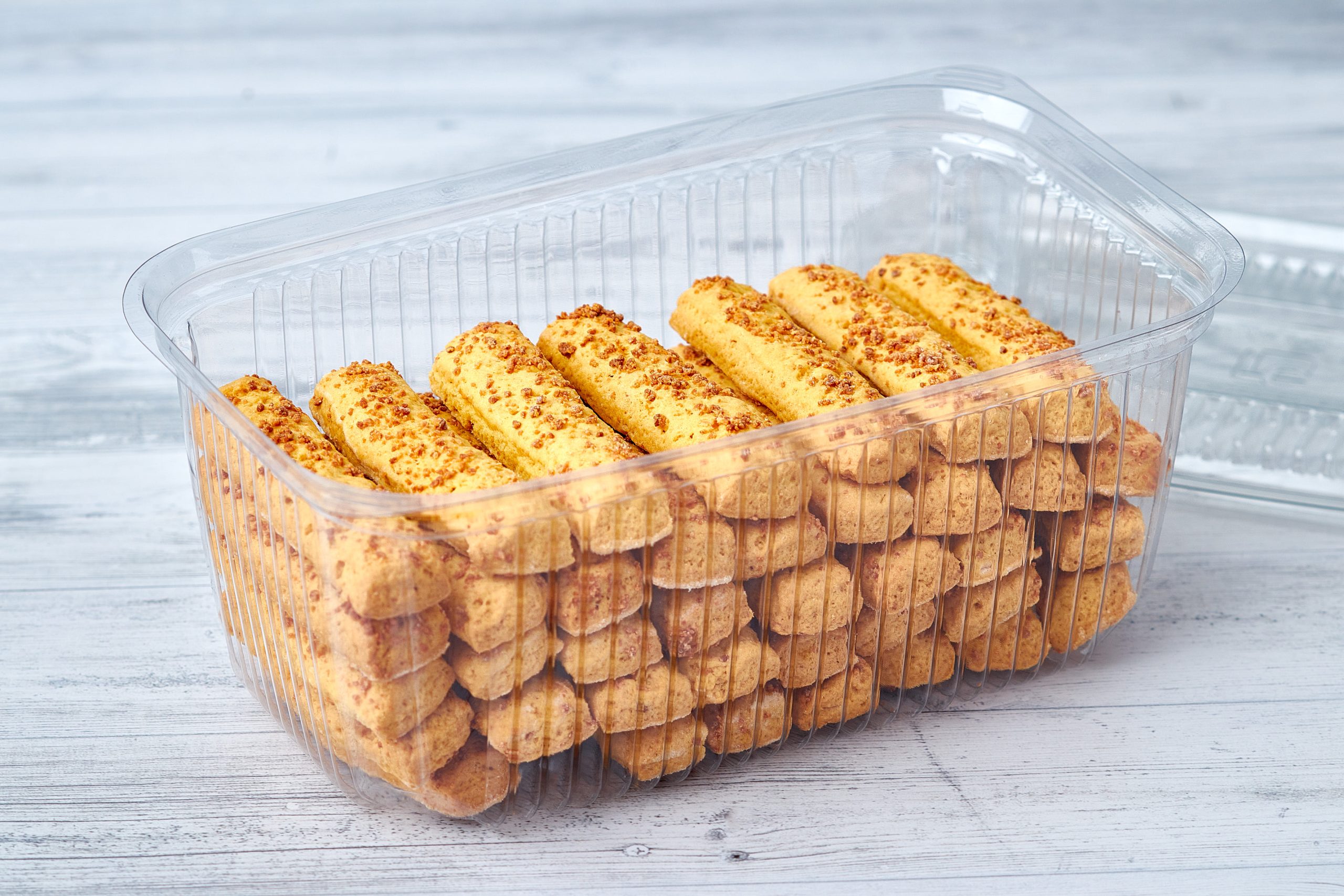 Recipiente plástico sostenible con galletas dentro