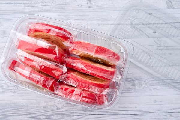 Recipiente plástico sostenible con brazo de reina dentro