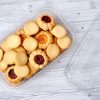 Recipiente plástico sostenible con galletas dentro