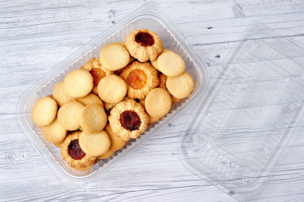 Recipiente plástico sostenible con galletas dentro