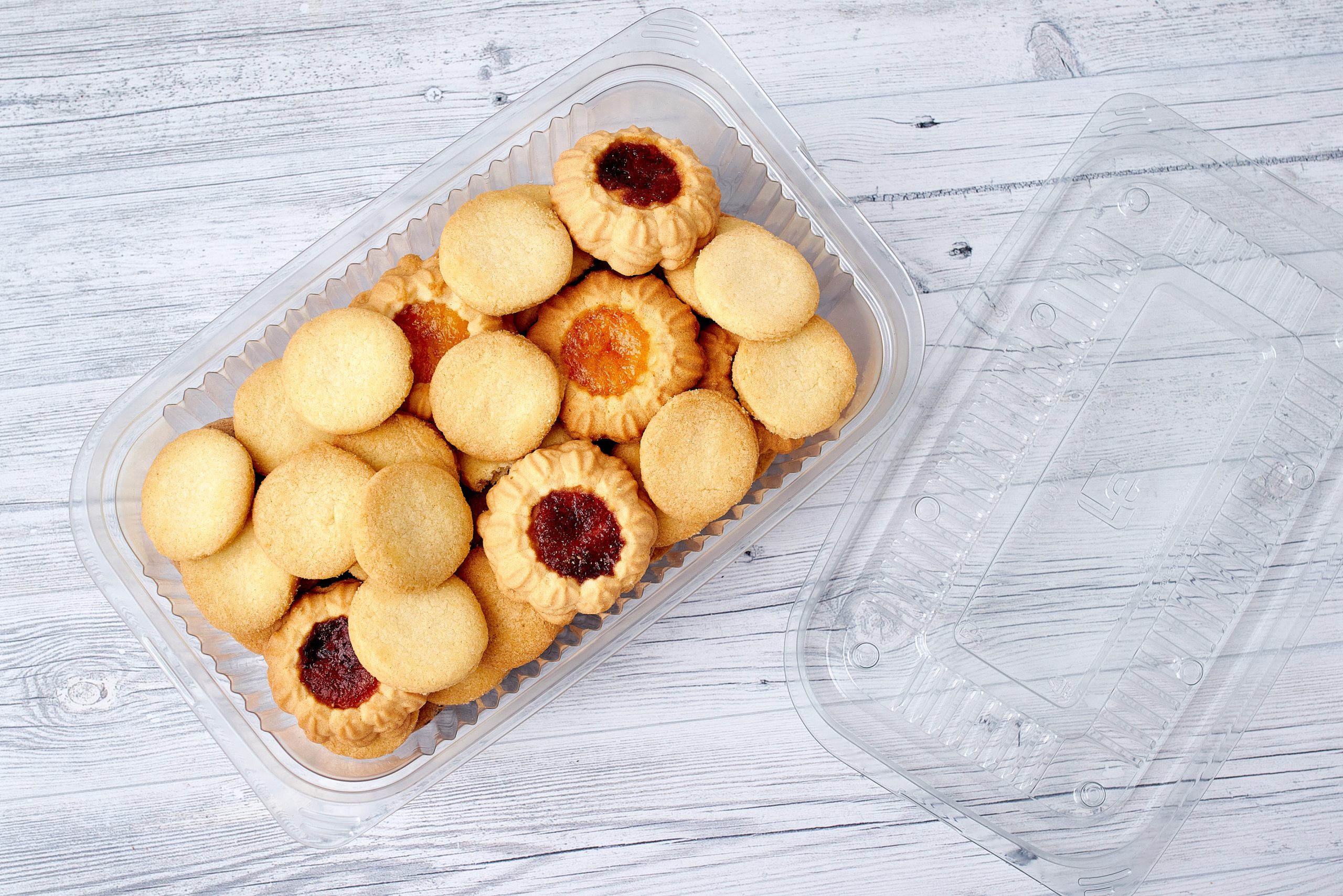 Recipiente plástico sostenible con galletas dentro