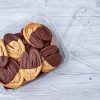 Recipiente plástico sostenible con galletas dentro