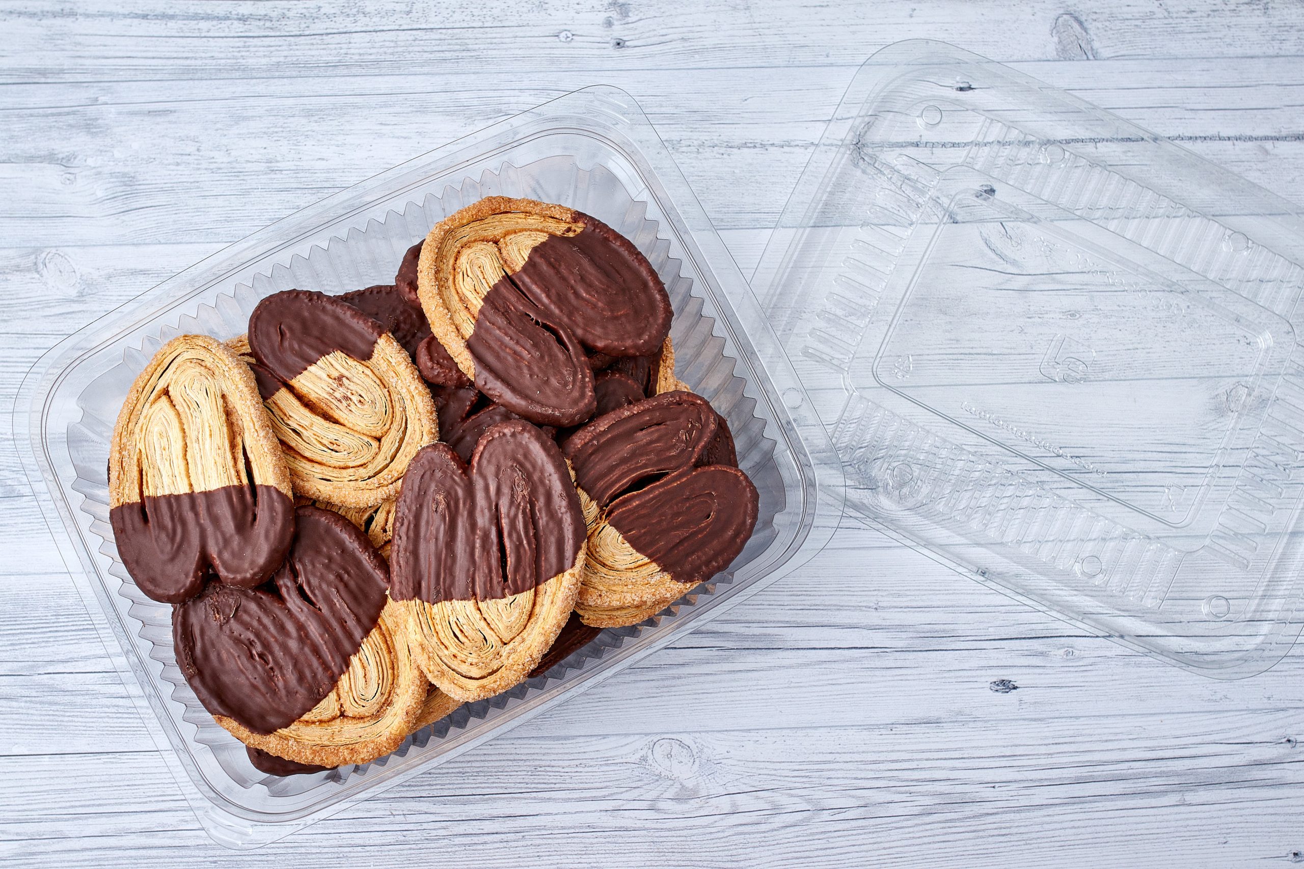 Recipiente plástico sostenible con galletas dentro