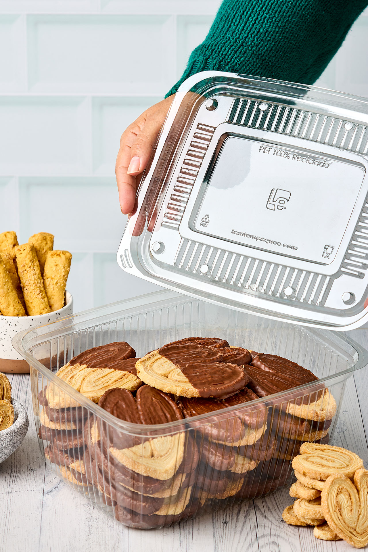 Recipiente plástico sostenible con galletas dentro