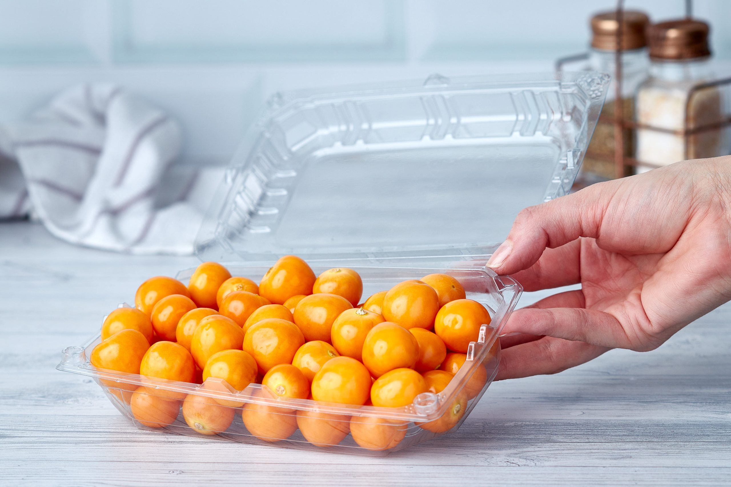 Empaque para frutas y hortalizas con sistema de ventilación, ideal para conservar, proteger y exhibir los alimentos frescos por más tiempo.