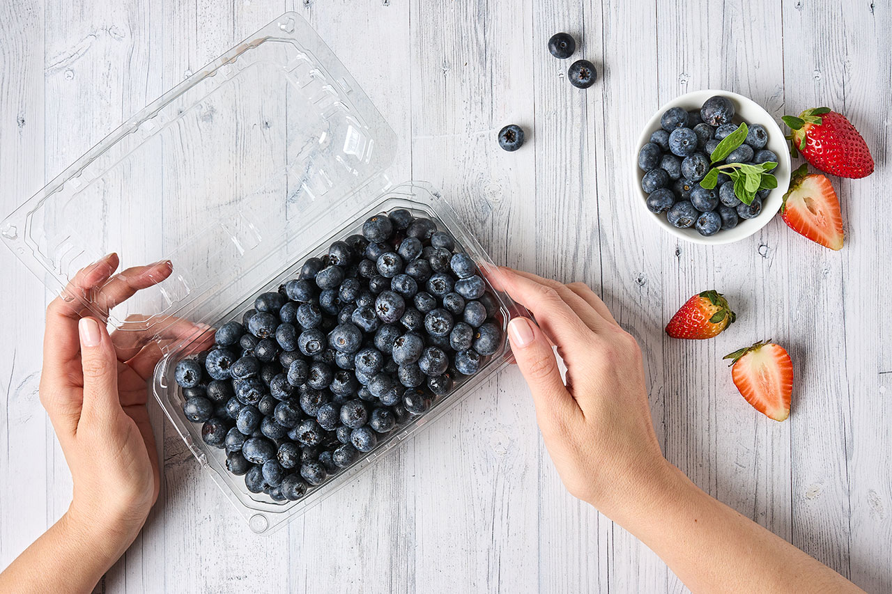 Empaque para frutas y hortalizas con sistema de ventilación, ideal para conservar, proteger y exhibir los alimentos frescos por más tiempo.
