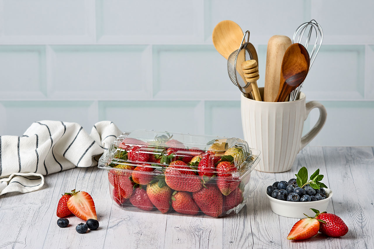 Empaque para frutas y hortalizas con sistema de ventilación, ideal para conservar, proteger y exhibir los alimentos frescos por más tiempo.