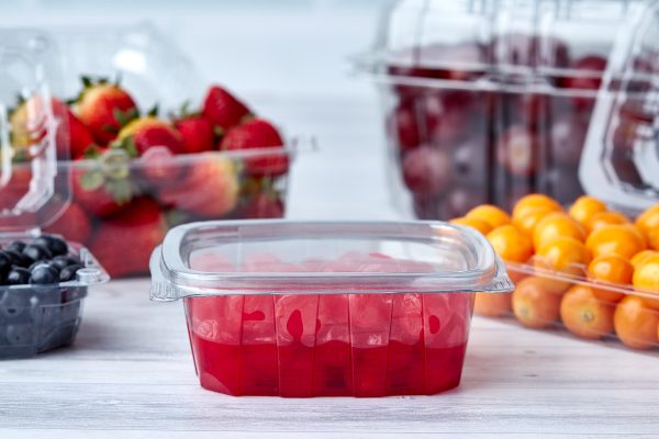 Recipiente plástico sostenible con cerezas dentro