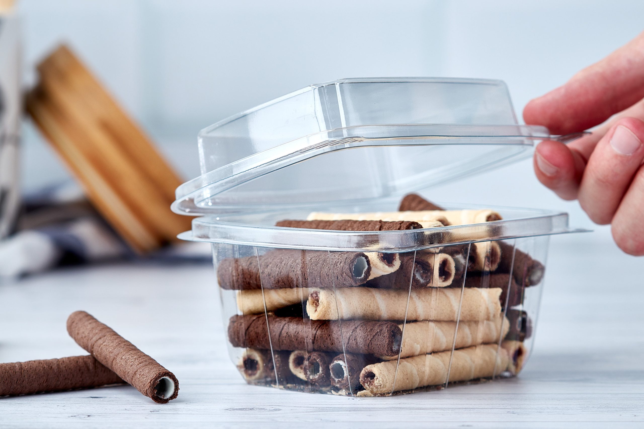 segupack-16oz-tapa-altapa-2 Recipiente plástico con palitos de chocolate dentro