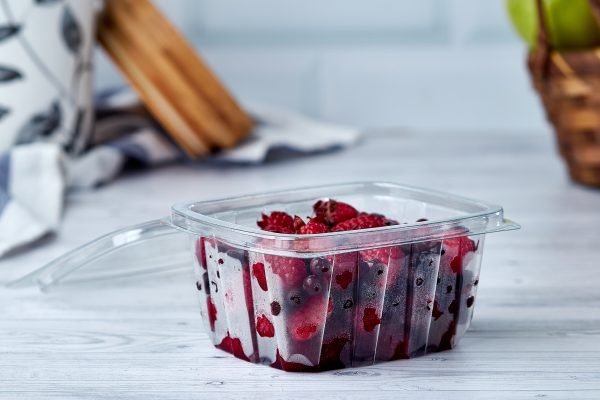 Recipiente plástico con fresas dentro