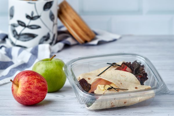 Recipiente plástico con ensalada dentro