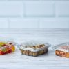 Recipiente plástico sostenible con productos dentro