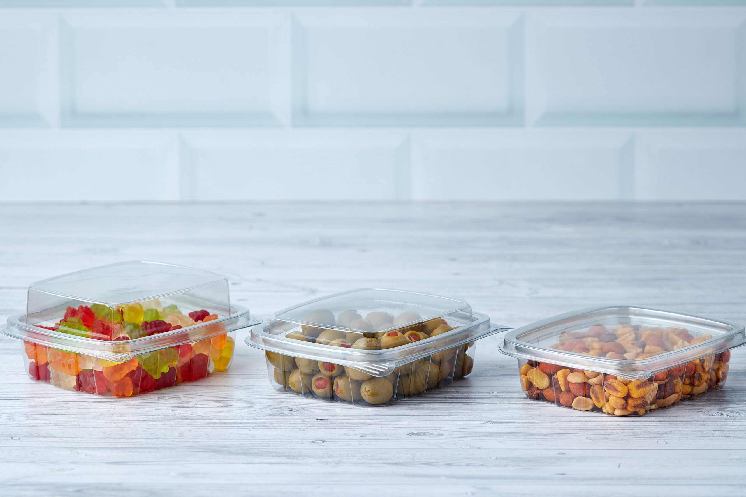 Recipiente plástico sostenible con productos dentro