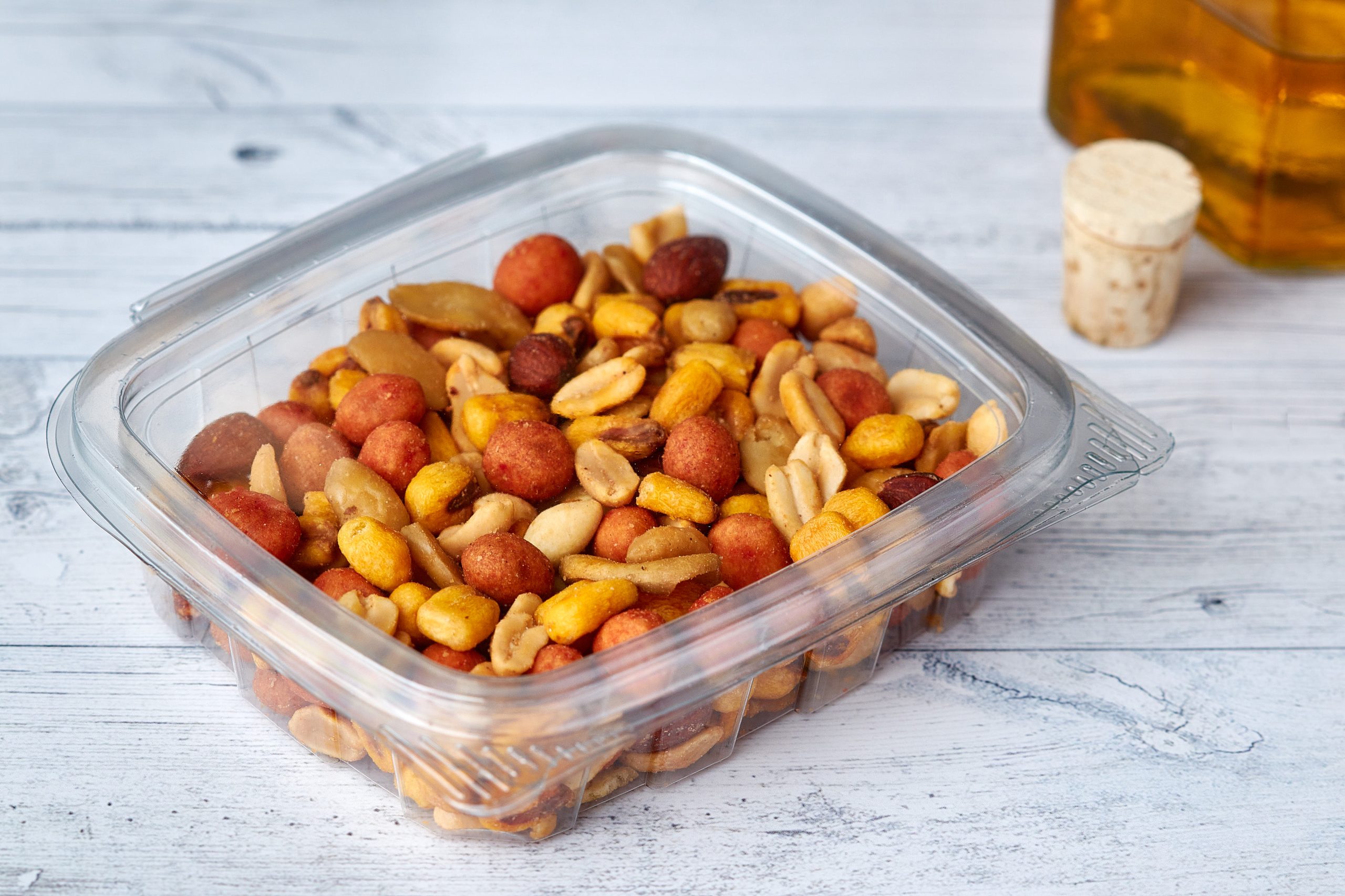 segupack-8oz-tapa-baja-2 Recipiente plástico sostenible con maní dentro