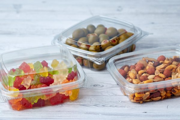 Recipiente plástico sostenible con productos dentro