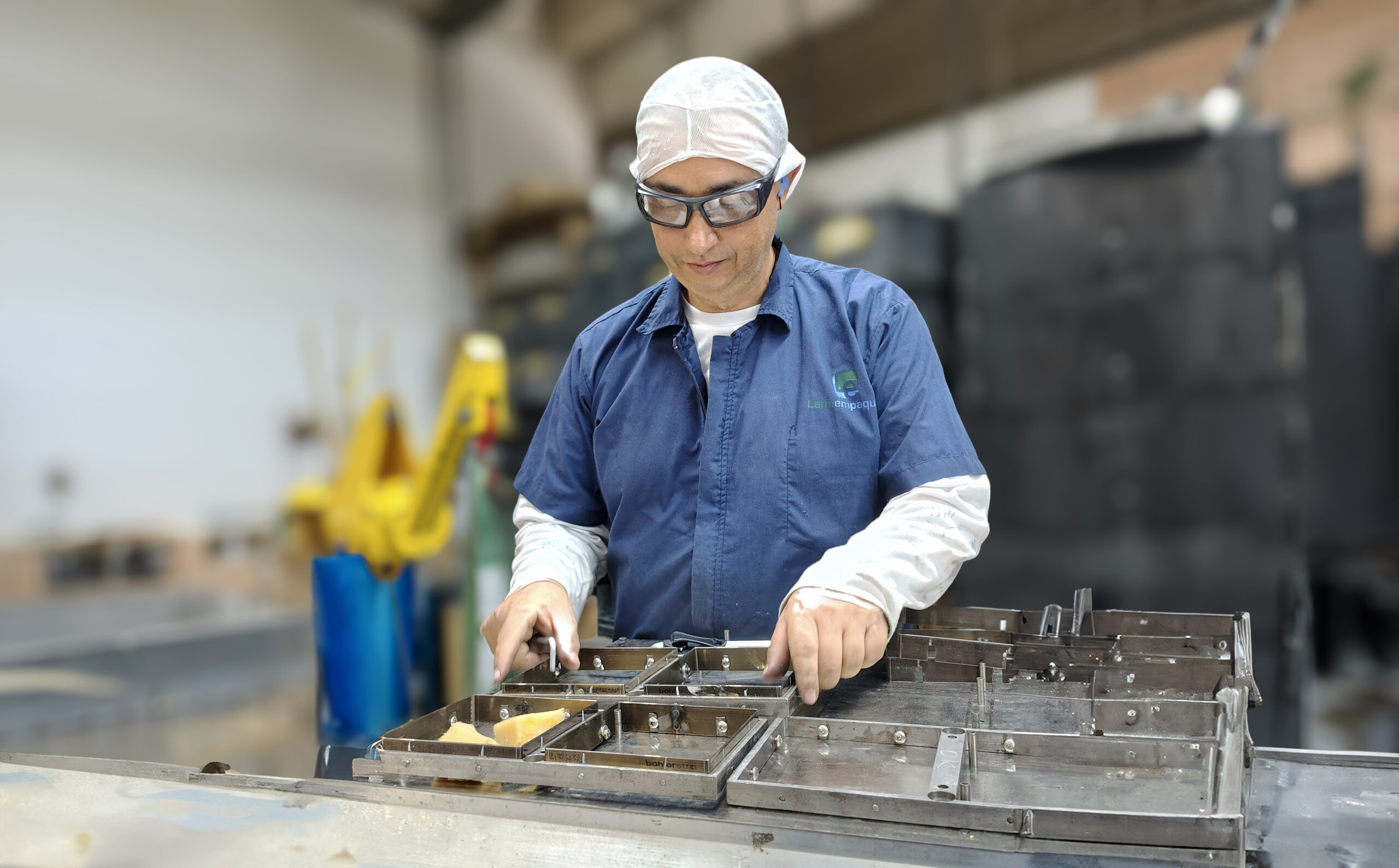 Hombre haciendo empaques sostenibles